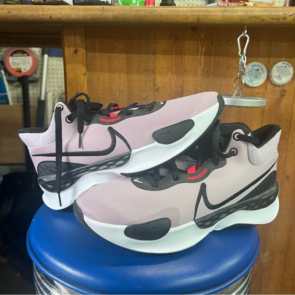 NWOT Men’s Nike renew running shoes